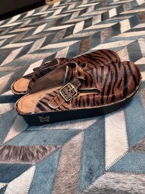 Algeria shoe by PG Lite- Women's Tiger Print Slide Sandals with Buckle